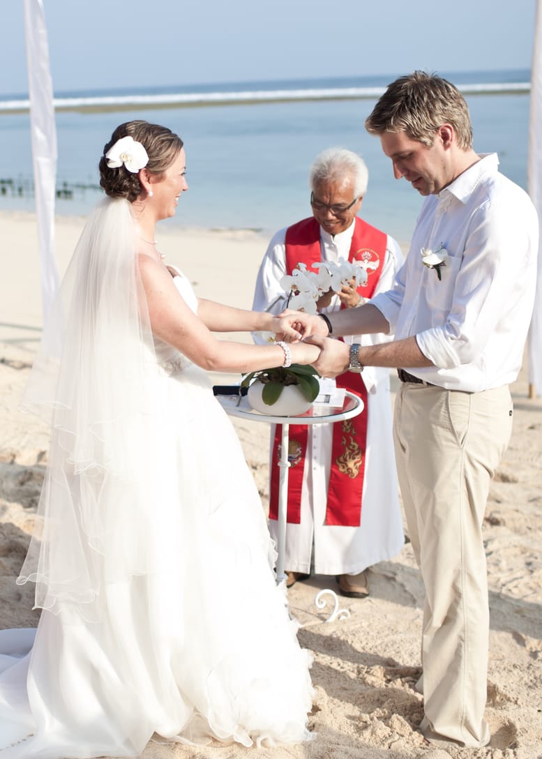 Amanda and Jarrad’s wedding on the beach in Bali